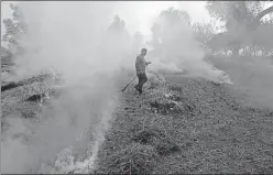  ?? AFP PHOTO ?? ▪ A farmer burns paddy stubble in a field on the outskirts of Jalandhar, Punjab, on Friday.