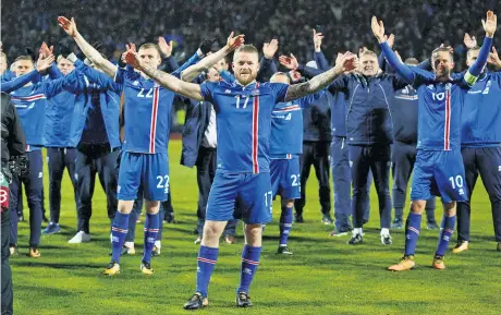  ??  ?? Kapitän Aron Einar Gunnarsson setzt nach dem 2:0 gegen den Kosovo, nach der fixen Qualifikat­ion für Russland 2018, zur traditione­llen Jubelchore­ografie der Isländer mit ihren Fans an. Noch nie schaffte es ein der Einwohnerz­ahl nach kleineres Land zu...