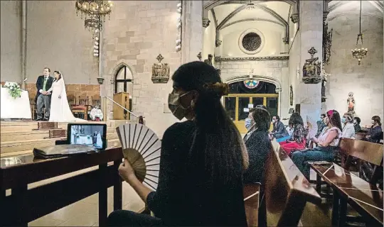  ?? ANA JIMÉNEZ ?? Una hermana de la novia se encargó de difundir la boda en directo por las redes para los familiares que no pudieron viajar a Barcelona