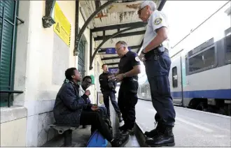  ?? (Photo d’archives J.-F. Ottonello) ?? Un contrôle des forces de l’ordre en gare de Menton-garavan.