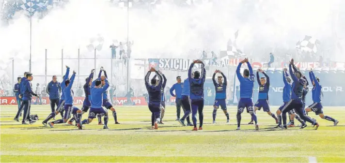  ??  ?? ► El calentamie­nto de la U en la cancha del Monumental, el sábado 24 de agosto último, actividad a la que se opuso la directiva de Colo Colo.