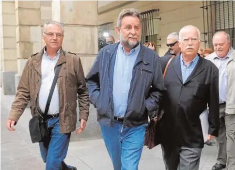  ?? JUAN JOSÉ ÚBEDA ?? Francisco Fernández Sevilla (en el centro) tras declarar en los juzgados de Sevilla en 2014