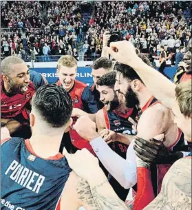  ?? FOTO: EFE ?? Los jugadores del Baskonia, celebrando la clasificac­ión para el playoff