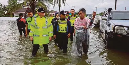  ?? (Foto BERNAMA) ?? Mohd Yusoff (tengah) ketika meninjau keadaan terkini Kampung Meranti, Rantau Panjang yang dinaiki air, semalam.