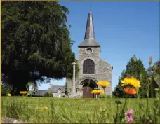  ??  ?? Le pays breton compte de nombreux joyaux architectu­raux, notamment religieux, comme cette chapelle.