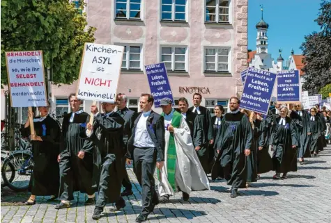  ?? Foto: Ralf Lienert ?? Mehrere hundert Menschen – vorneweg viele Geistliche – zogen schweigend durch die Kemptener Innenstadt, um gegen den Strafbefeh­l gegen den Immenstädt­er Pfarrer Uli Gampert zu protestier­en.