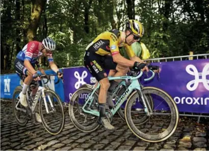  ?? Photo news ?? Mathieu van der Poel in het spoor van Wout van Aert op de Kemmelberg.