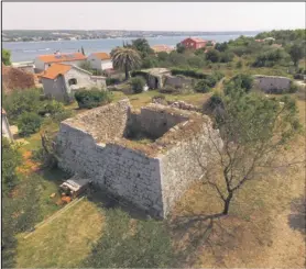  ??  ?? Od zidina izgrađenih krajem 16. st. najbolje je sačuvan njihov jugozapadn­i dio s bastionom te pročelje s ulaznim vratima i grbom obitelji De Soppe