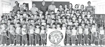  ??  ?? Taren Sunil presents a certificat­e of appreciati­on to Chia (back row centre).