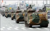  ??  ?? TANQUES. Las fuerzas de Corea del Sur tras concluir un ejercicio militar conjunto con EE.UU. a princios de abril.