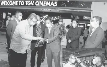  ?? — Gambar Bernama ?? PATUH SOP: Saifuddin (dua kiri) membeli tiket filem ‘Mencari Rahmat’ secara atas talian sambil diiringi oleh Ketua Pegawai Eksekutif TGV Cinemas Yeoh Oon Lai (tiga kanan) pada Program Lawatan Kerja di Pawagam TGV Sunway Velocity baru-baru ini. Turut hadir Pengerusi FINAS Zakaria Abd Hamid (tiga kiri) dan Timbalan Pengerusi FINAS Datuk Norman Abdul Halim (dua kanan).