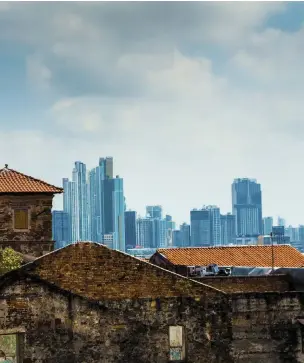  ??  ?? NYTT & GAMMALT. Genom fönstret på restaurang Bistro Capital Panama, i den gamla stadsdelen Casco Viejo reser sig Panama City som ett Manhattan i miniatyr.