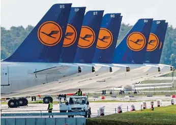  ?? FOTO REUTERS ?? K rozsáhlé restruktur­alizaci, jíž byl podmíněn záchranný balík z německého fondu pro hospodářsk­ou stabilizac­i, se Lufthansa zavázala na začátku měsíce. Plán mimo jiné zahrnuje rušení tisíců pracovních míst či prodej části majetku.