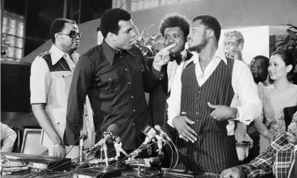  ?? ?? Muhammad Ali and Joe Frazier enjoy each other’s company in July 1975. Photograph: AP