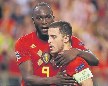  ??  ?? Eden Hazard, abrazado por Lukaku con la selección de Bélgica. El centrocamp­ista sigue la estrategia de Courtois para vestir de blanco. FOTO: EFE