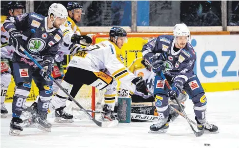  ?? FOTO: JAN-MALTE DIEKMANN ?? Gegen die sehr offensivst­arken Kassel Huskies (li. Corey Trivino, re. Lois Spitzner) bekamen die Ravensburg Towerstars (Kai Hospelt, Mi. Tim Sezemsky und Goalie Olafr Schmidt) viel zu tun.