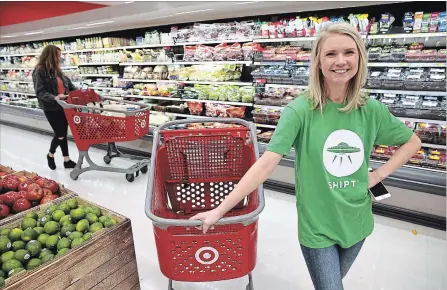  ?? TERRENCE ANTONIO JAMES CHICAGO TRIBUNE/TNS ?? Kit Naramore, of the company Shipt, is helping roll out the shopping and delivery service at a Target store in Chicago.