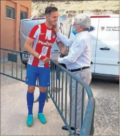  ??  ?? Cerezo saluda a Saúl antes del partido.