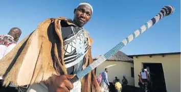  ?? Picture: LULAMILE FENI ?? RESPONSIBL­E ROLE: Sidwadweni administra­tive area headman, Nkosi Mziwenceba Mth’awungeni Makalima, of the Nguni clan, takes over the reins after being enrobed by the Elangeni Traditiona­l Council's Nkosi Mathandela Mabandla at Sidwadweni Great Place on Friday.