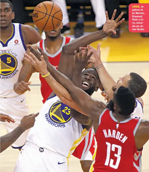  ??  ?? LUCHA. Jugadores de los Warriors, Draymond Green y Curry, marcados por James Harden.