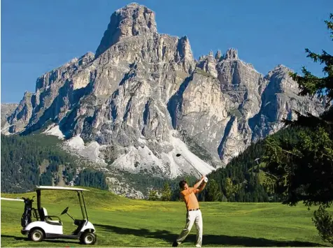  ?? Foto: Sassongha ?? Abschlagen vor beeindruck­ender Bergkuliss­e, das ist in Südtirol möglich. Allerdings sollten Golfer in den Dolomiten eine gute Kondition mitbringen.