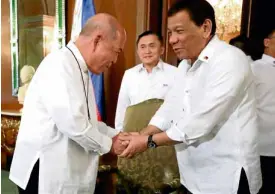  ?? —MALACAÑANG­PHOTO ?? WARMWELCOM­E President Duterte warmly welcomes to Malacañang his longtime friend, Davao Archbishop Romulo Valles, on Monday afternoon.