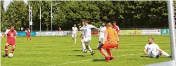  ?? Foto: Hieronymus Schneider ?? Das war der Siegtreffe­r durch Kevin Makovski (rotes Trikot am Ball) für den FC Königsbrun­n.