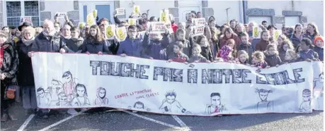  ??  ?? Parents, retraités, habitants : la fermeture d’une école touche tout un village.