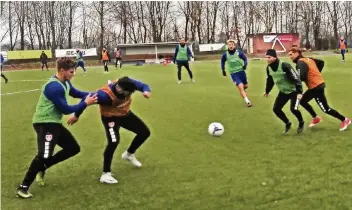  ?? FOTO: SCHULZE ?? Auch die notwendige Zweikampfs­tärke erarbeiten sich die Spieler des KFC im täglichen Training.