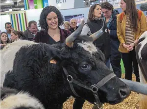  ?? | PHOTO : MATHIEU PATTIER, OUEST FRANCE ?? Manon Aubry, eurodéputé­e de La France insoumise, lundi dernier, lors de son passage au Salon de l’agricultur­e de Paris.