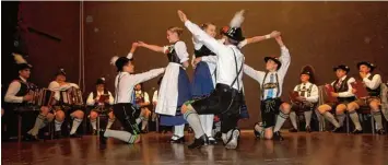  ??  ?? Mit dieser Figur schloss die Königsbrun­ner Jugendgrup­pe beim Auftritt beim Bayerische­n Löwen in München ab.