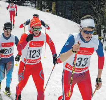  ?? FOTO: GEISSLER ?? Beim Nordschwar­zwald-Pokal am Kniebis setzte sich Florian Winker aus Spaichinge­n (Nummer 133) gegen Benjamin und Moritz Waidelich vom SC Enzklöster­le durch.