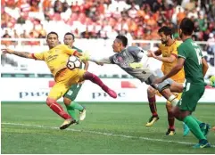  ?? CHANDRA SATWIKA/JAWA POS ?? KESULITAN: Kiper PSMS Abdul Rohim berjibaku menyelamat­kan gawangnya dari ancaman striker Sriwijaya FC Beto Goncalves di SUGBK kemarin.