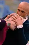  ??  ?? Luciano Spalletti, 59 anni, bacia Radja Nainggolan ANSA