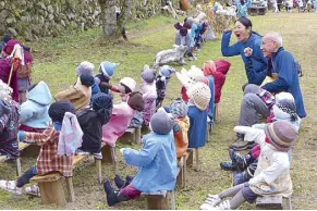  ??  ?? From an agricultur­al perspectiv­e: A scarecrow-making contest. Miwa and Bong join the cheering crowd of scarecrows.