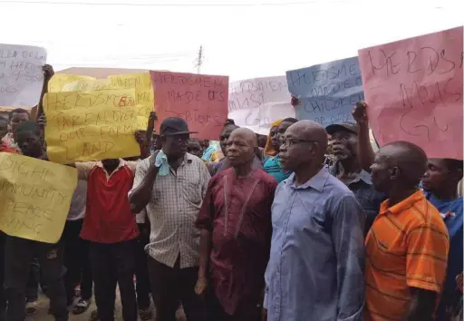  ??  ?? Members of Odighi and Odiguete communitie­s at Edo Government House carrying placards protesting against herdsmen killings