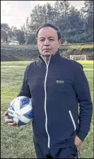  ?? ?? El entrenador y representa­nte chileno Óscar del Solar conoce bien al tricolor Bolaños.