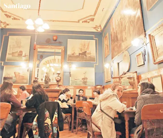  ?? FOTO: RICHARD ULLOA ?? El bar de Lastarria tiene sus reglas: en el salón del segundo piso, por ejemplo, no está permitido juntar las mesas ni tampoco sentar a su alrededor a más de cinco personas.