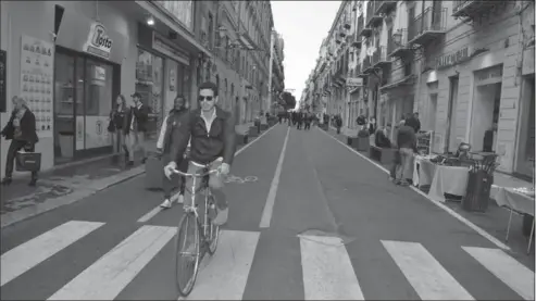  ?? PHOTOS BY CAIN BURDEAU, THE ASSOCIATED PRESS ?? A bicycle lane along Via Maqueda, one of Palermo’s principal avenues. The city recently restricted vehicles in the city centre.