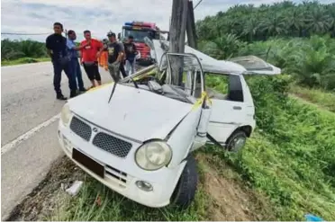  ??  ?? KEADAAN kereta dinaiki mangsa selepas merempuh tiang elektrik di Kilometer 89 Jalan Jerangau-Jabur dekat Ladang Gajah Mati, semalam.