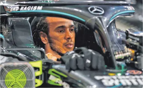  ?? FOTO: HAMAD I MOHAMMED/POOL/AFP ?? Vielleicht das letzte Bild von Lewis Hamilton aus dieser Formel-1-Saison: Der Weltmeiste­r hat sich mit dem Coronaviru­s infiziert.