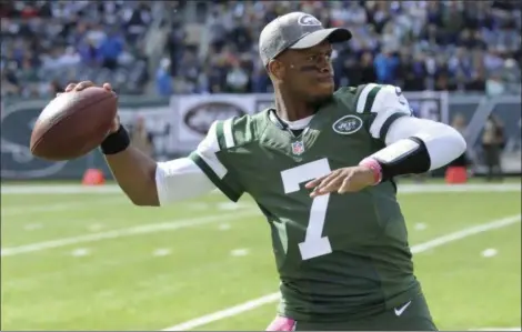  ?? AP FILE ?? Geno Smith warms up before Jets game last season. A person familiar with the decision tells The Associated Press that Smith has agreed to terms with Giants.