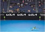  ?? FOTO: LEWINS/IMAGO IMAGES ?? Novak Djokovic begann vor gefüllten Rängen und feierte seinen Sieg vor leeren Tribünen.