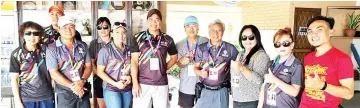  ??  ?? FOR THE ALBUM: Sabah Tennis Associatio­n (STA) president Johnson Koh (fourth right) with tennis officials at the VIII SAGA tennis venue yesterday