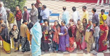  ?? SUBHANKAR CHAKRABORT­Y/HT PHOTO ?? ▪ Voters queued up at a polling booth in LDA Colony, Kanpur Road on Sunday.