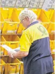  ?? FOTO: DPA ?? Auch die Deutsche Post setzt auf ältere Beschäftig­te.