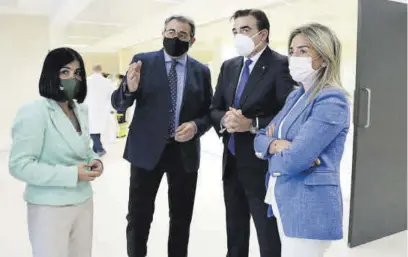  ?? ISABEL INFANTES (EUROPA PRESS) ?? ▶▶Carolina Darias, Jesús Fernández, Margaritis Schinas y Milagros Tolón, en el centro de vacunación de Toledo.