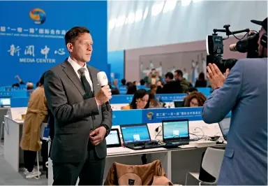  ??  ?? Le centre de presse du deuxième FCR, qui a été inauguré le 26 avril à Beijing, dans le Centre national de Congrès