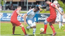  ?? FOTO: CHRISTIAN METZ ?? Jan Rieger (links) und Sebastian Seiler verloren mit dem SV Weingarten gegen den VfB Friedrichs­hafen (Ibrahim Tuncay).