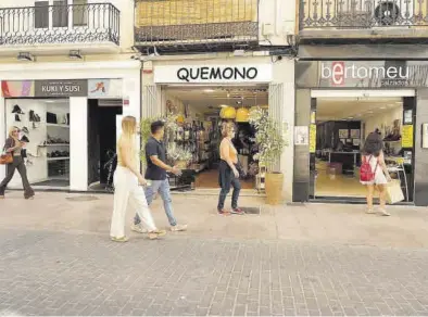  ?? GABRIEL UTIEL ?? La mayoría de pequeños comercios no cuenta con la apertura de puertas automática­s por la inversión que acarrea.